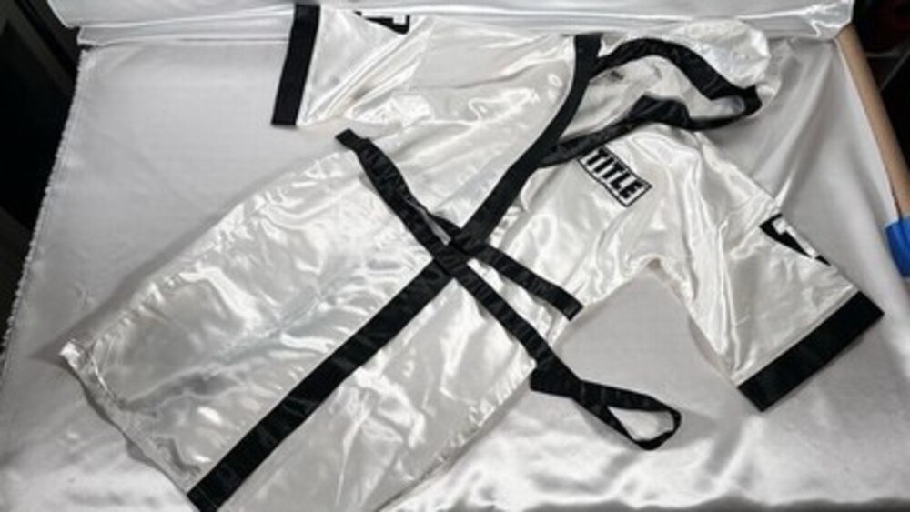 TITLE ALI BOXING SHINY SATIN GLANZ WHITE & BLACK ROBE HOODED SIZE S FULL LENGTH